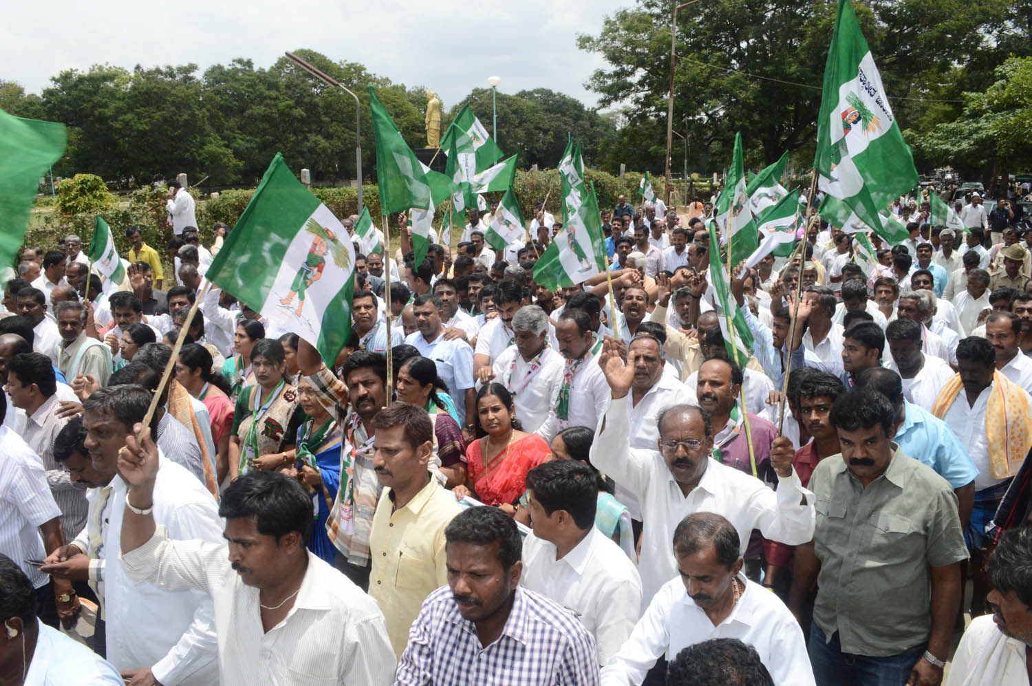ನಾಲೆಗೆ ನೀರು ಹರಿಸಲು ಆಗ್ರಹಿಸಿ ಜೆಡಿಎಸ್ ಪ್ರತಿಭಟನೆ
